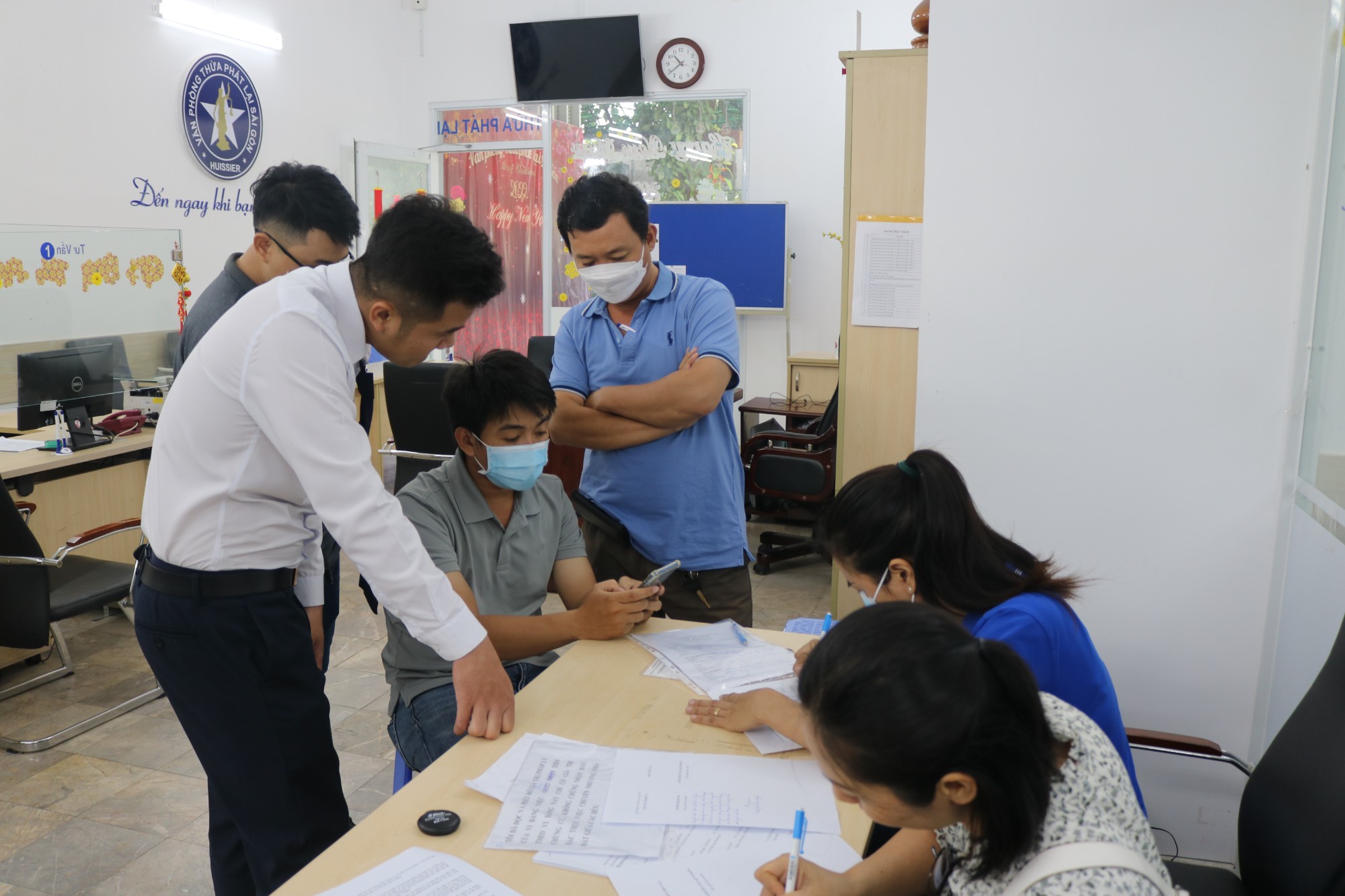 Thừa phát lại có phải công chức nhà nước không? Thực hiện những công việc gì?