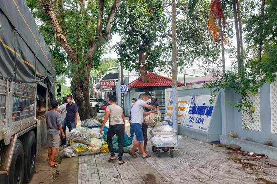 Chương trình thiện nguyện: Trao quà hỗ trợ người dân vượt qua đại dịch